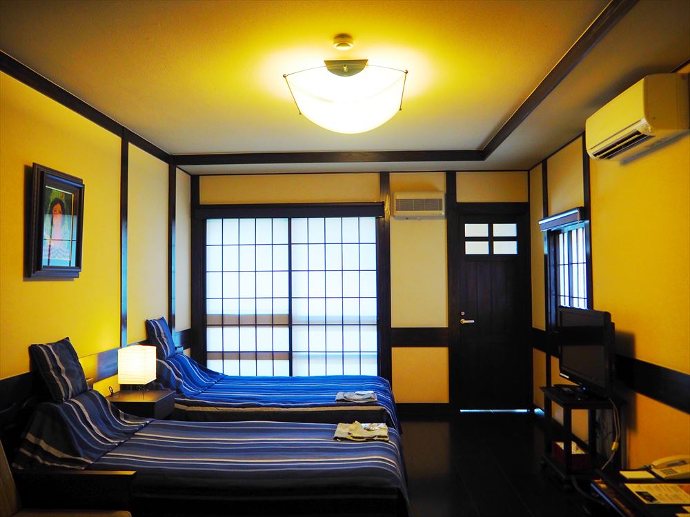 TAMACHI BUKEYASHIKI HOTEL.　Western-style room type A, (2 rooms), app. 25 sq.m twin room.